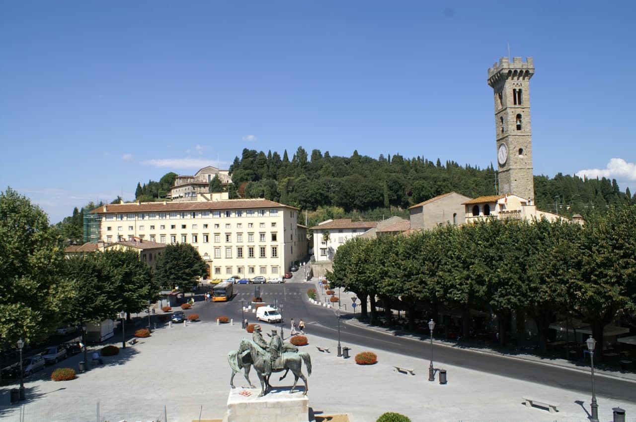 Fig. 3. Piazza Mino e la cattedrale di San Romolo oggi, con il colle di San Francesco alle spalle