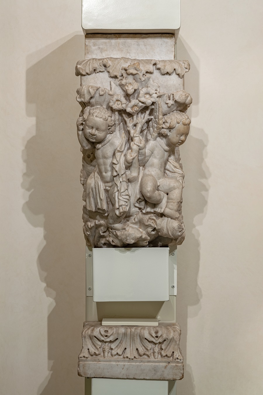 Fig.4 – Mensola dell’altare del Battistero di Firenze – Due putti con fiori