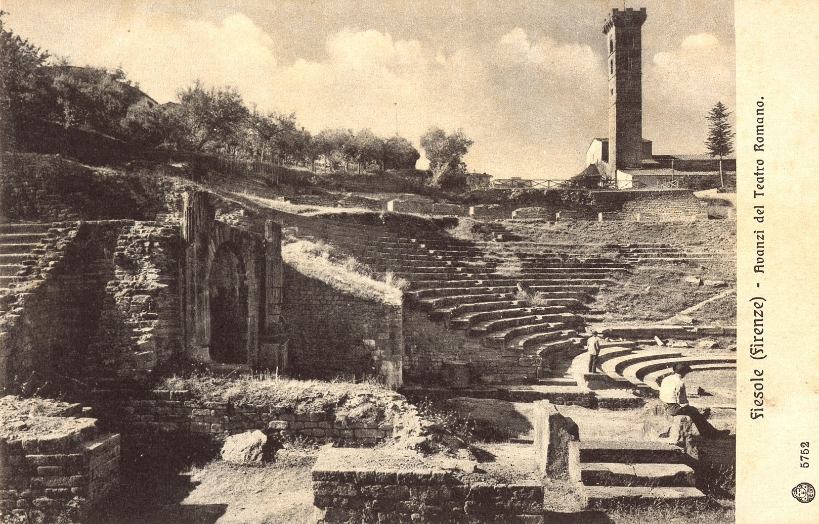 Fig. 1 - Avanzi del Teatro romano di Fiesole prima del restauro