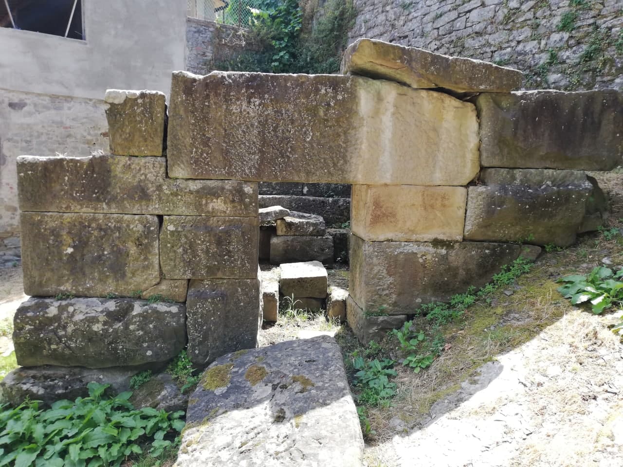 Fig. 3. Via del Bargellino, tomba etrusca, esterno