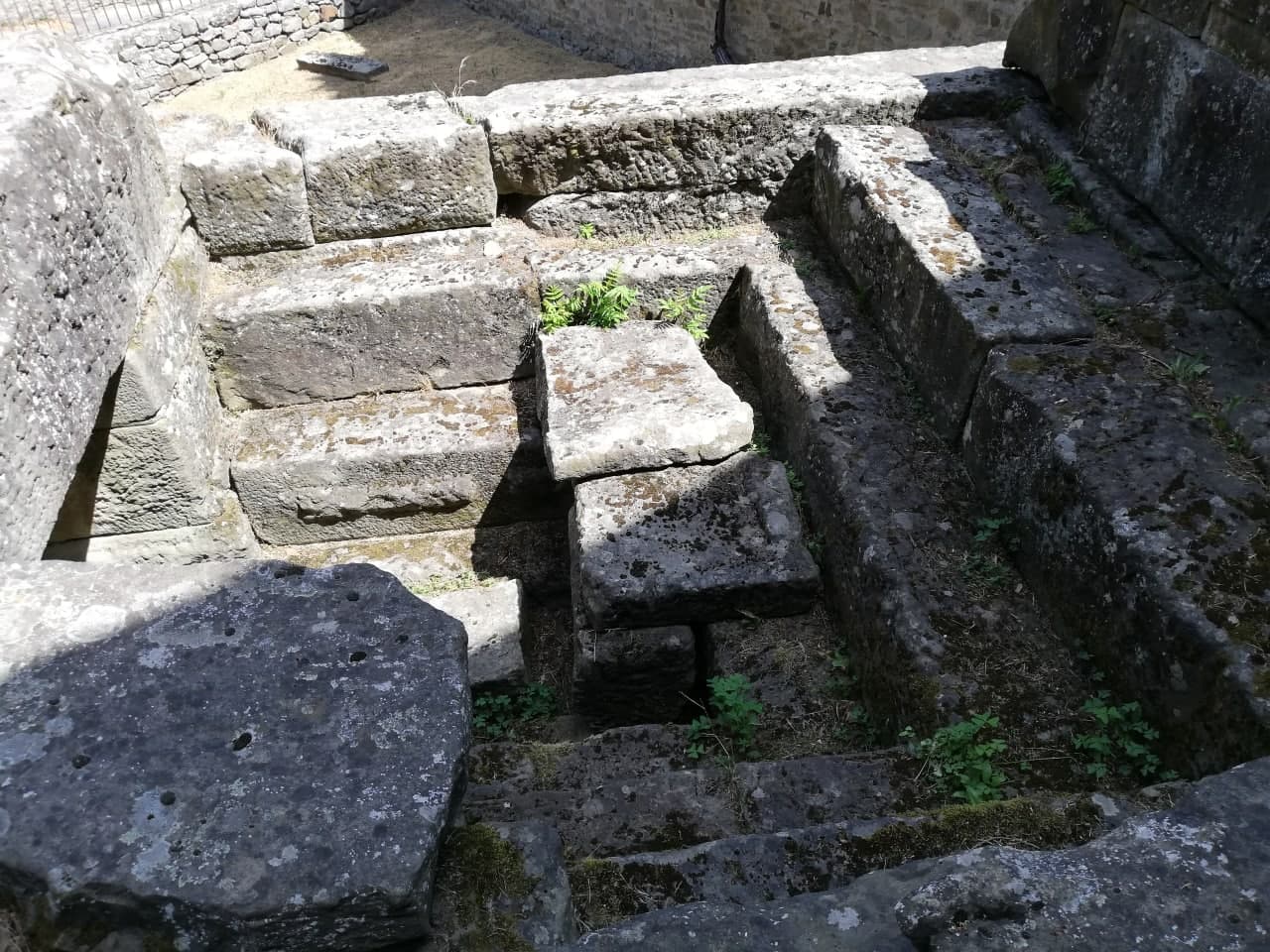 Fig. 4. Via del Bargellino, tomba etrusca, interno con le banchine per i cinerari