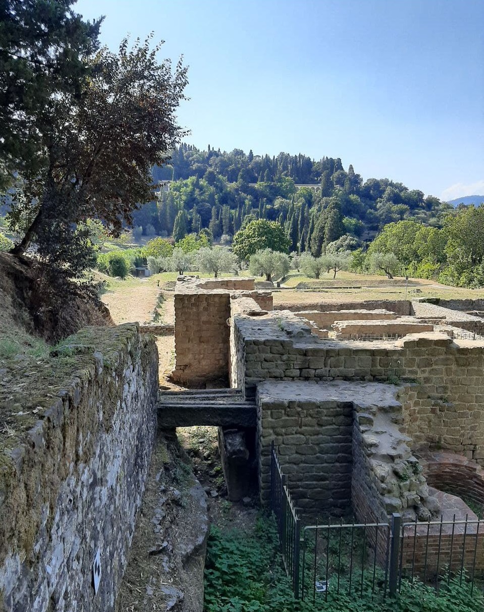 Fig. 1 - Canalette delle Terme romane di Fiesole