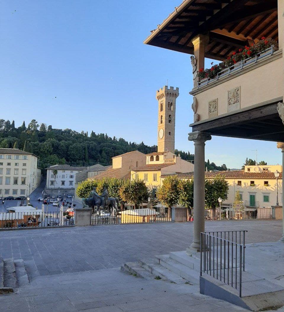 Fig. 2 - Fiesole, Piazza Mino con la cattedrale di San Romolo e il suo campanile