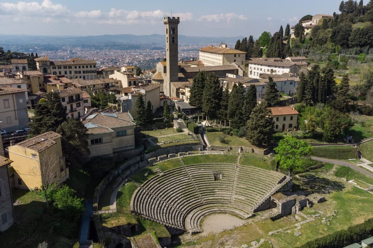 Fig. 1. Il teatro romano e la cattedrale di San Romolo a Fiesole con Firenze sullo sfondo