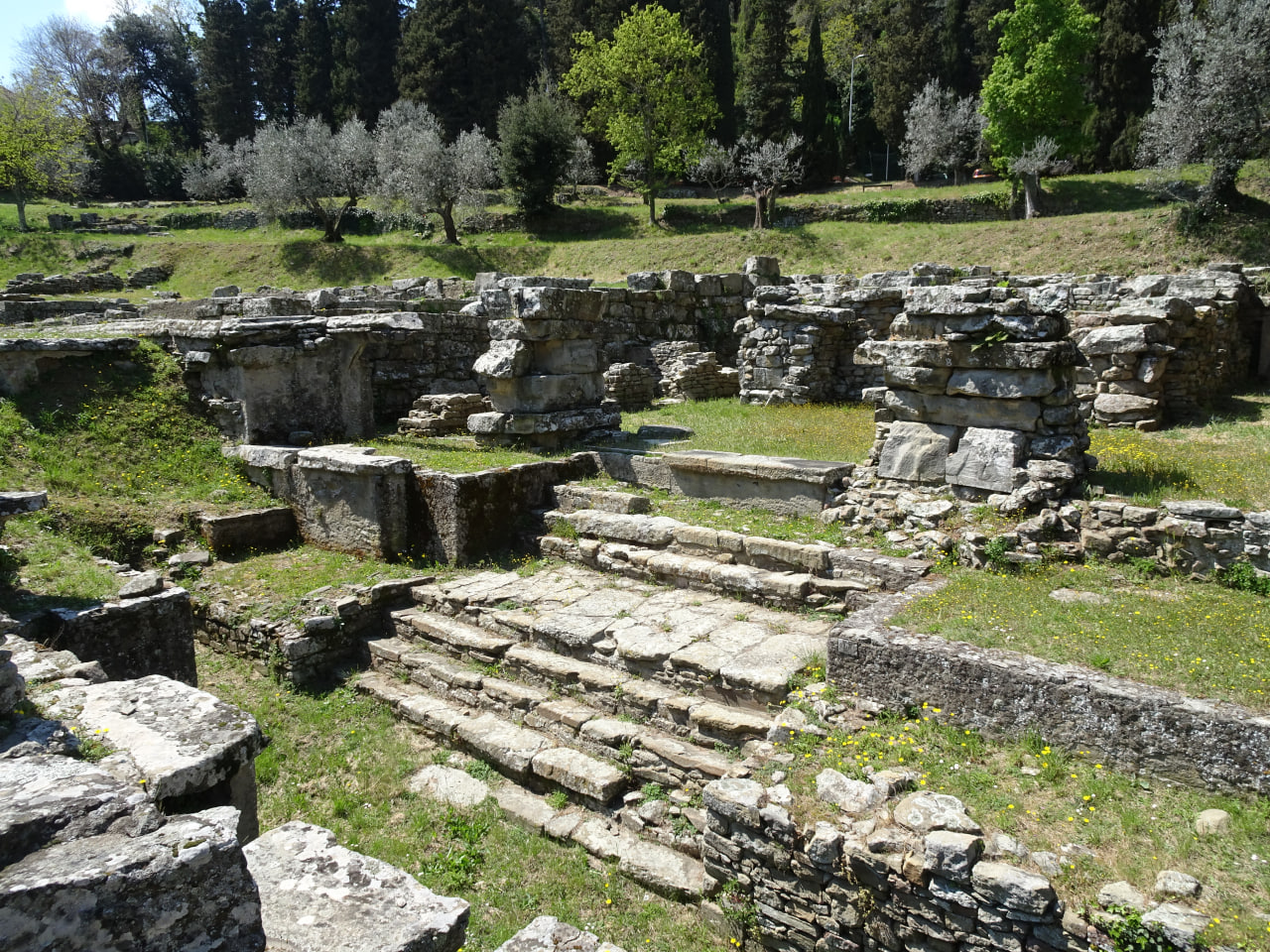 Fig. 1 - I resti del tempio romano di Fiesole