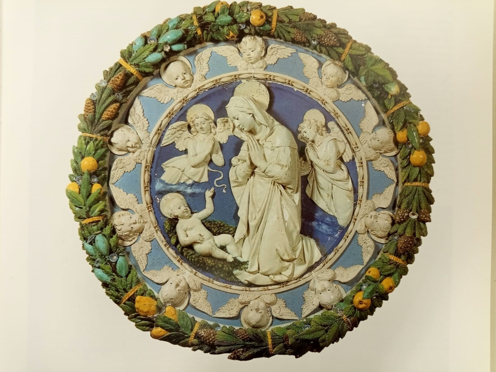 Figura 1 - Andrea della Robbia, Madonna in adorazione del Bambino tra due angeli