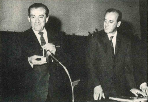 Luchino Visconti, vincitore del Premio Città di Fiesole ai maestri del cinema italiano 1966, con Adriano Latini, Sindaco di Fiesole