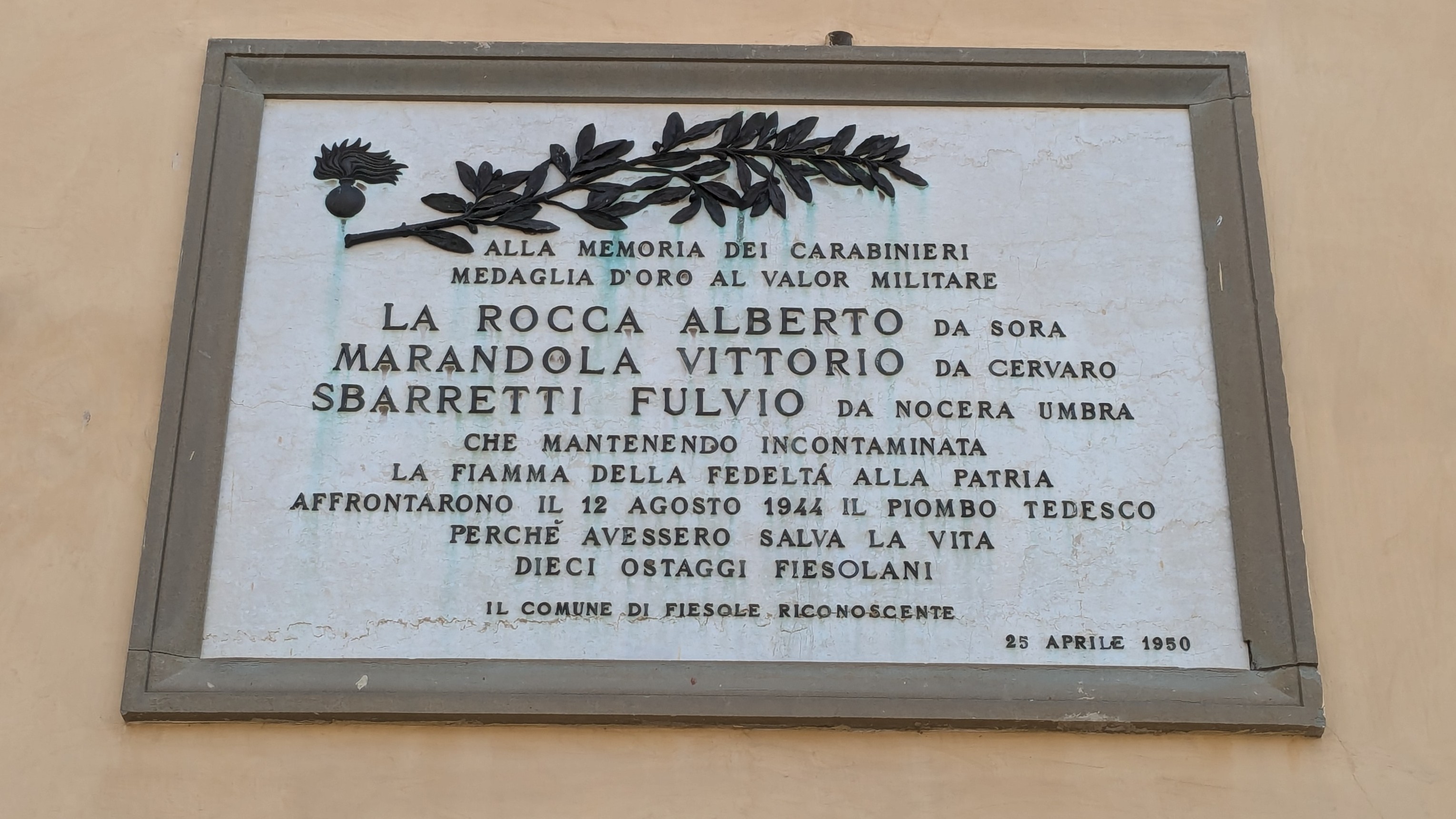 Figura 1 - La lapide commemorativa dei Tre carabinieri fiesolani, sulla facciata del Palazzo del Comune 