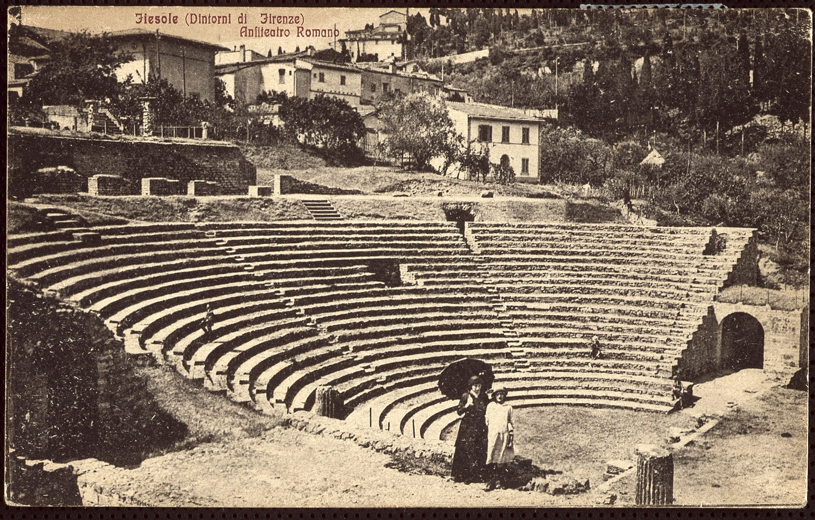 Figura 2 - Cartolina storica che raffigura il Teatro romano con l’apertura delle Buche delle Fate 