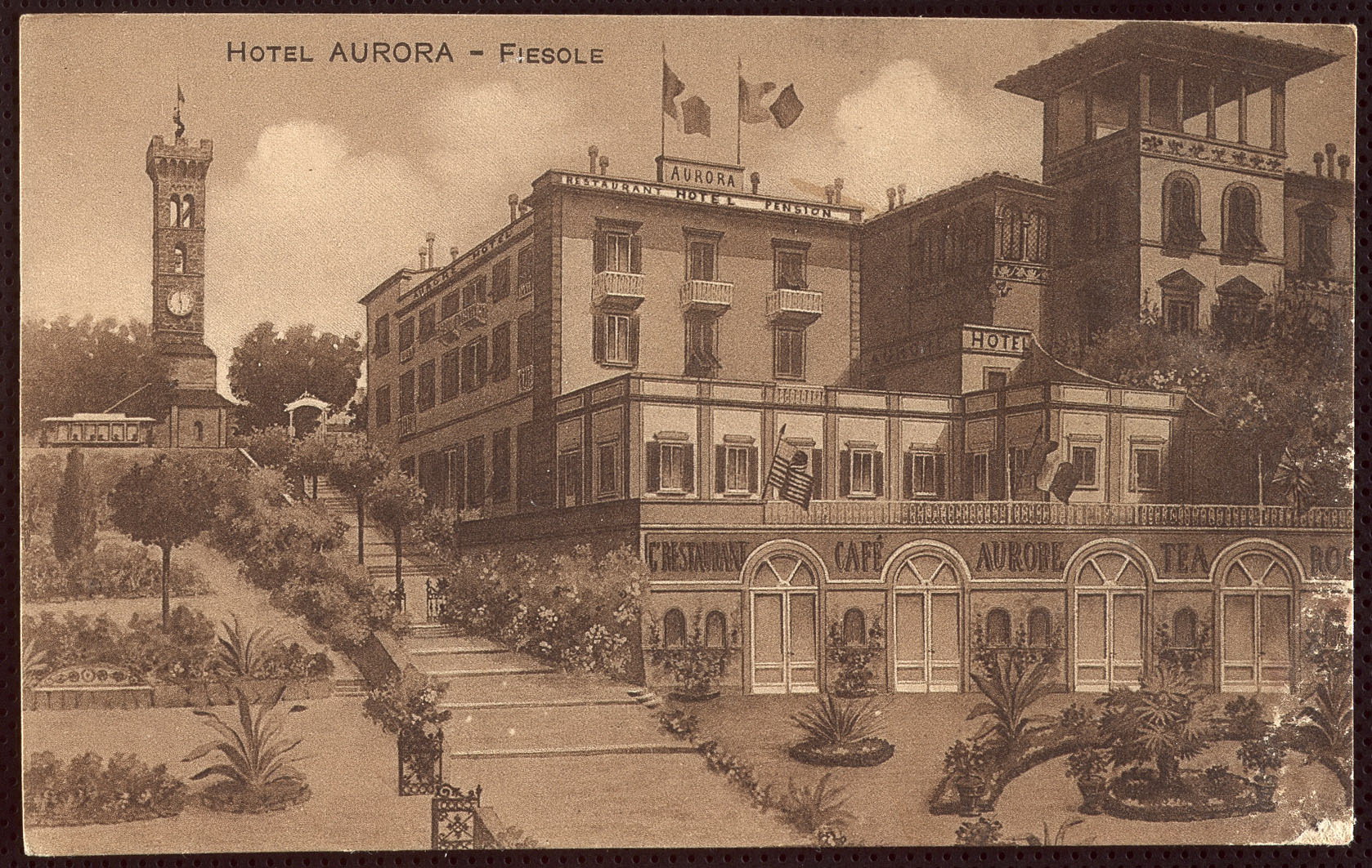 Figura 4 - Cartolina storica che raffigura l’Hotel Aurora visto da sud, con alle spalle Piazza Mino e il campanile della Cattedrale di San Romolo